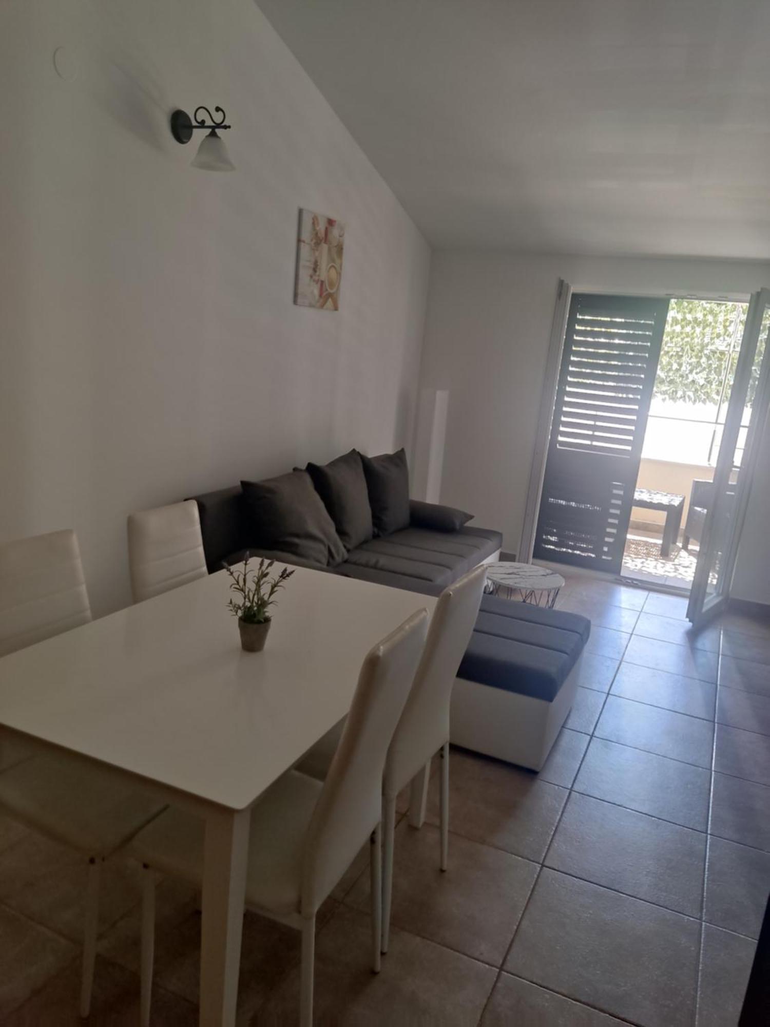 לוביסטה Apartments Ivana מראה חיצוני תמונה